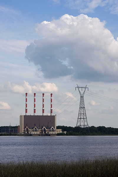 Photo de la centrale thermique de Sorel-Tracy vue du fleuve Saint-Laurent