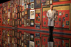 Monsieur Richard Purdy pose fièrement dans son exposition intitulée "L'écho-l'eau".