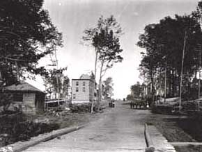 Vue des premières maisons de la 4e Rue en construction.
