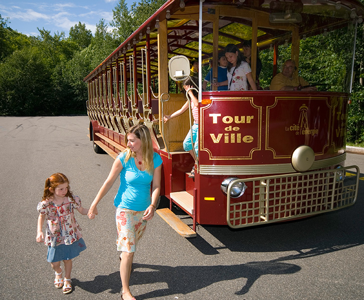 Les passagers descendent de l'autobus lors d'un arrêt du tour de ville.